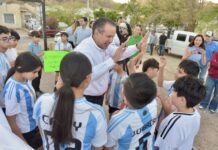 Beneficia Antonio Astiazarán a deportistas de Los Ángeles con cancha nueva