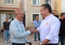 Atiende Toño Astiazarán a vecinas y vecinos de Urbi Villa del Cedro