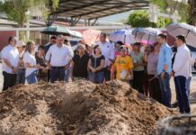 Supervisa Toño Astiazarán pavimentación con concreto de la Huásabas acompañado de vecinas y vecinos