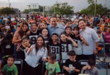 Entregan Toño Astiazarán y Patty Ruibal útiles escolares a 500 niñas y niños en Altares